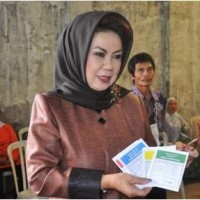 Bupati Kuningan saat menggunakan hak pilihnya pada pileg 2014.